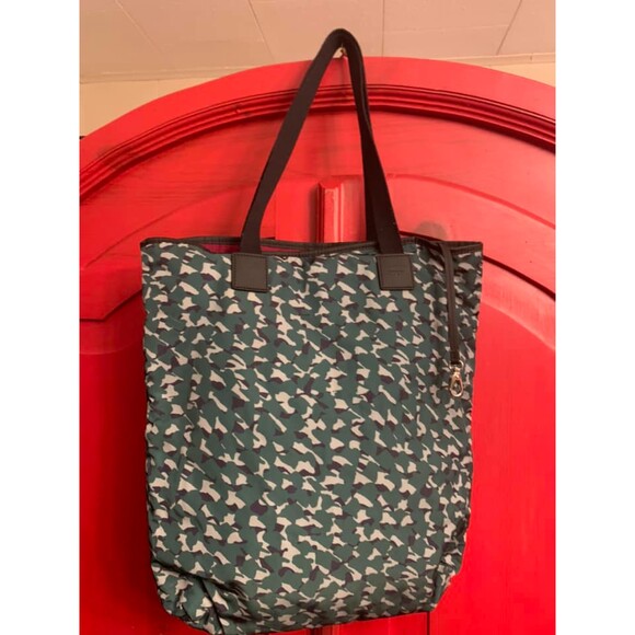 Fossil Lakewood Fuchsia Oversized Shoulder or Tote Bag Pink Green Reversible EUC - Picture 2 of 5